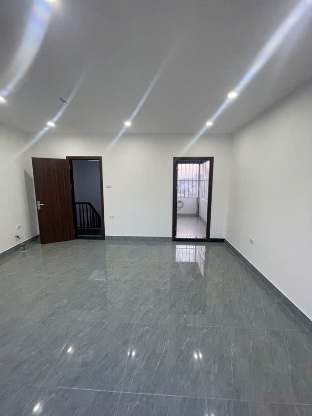 NHÀ MỚI KÍNH KOONG FULL NỘI THẤT Bồ Đề-Long Biên 50m2 X 6 tầng,MT 4.5m, 10.9 tỷ. - Ảnh 2