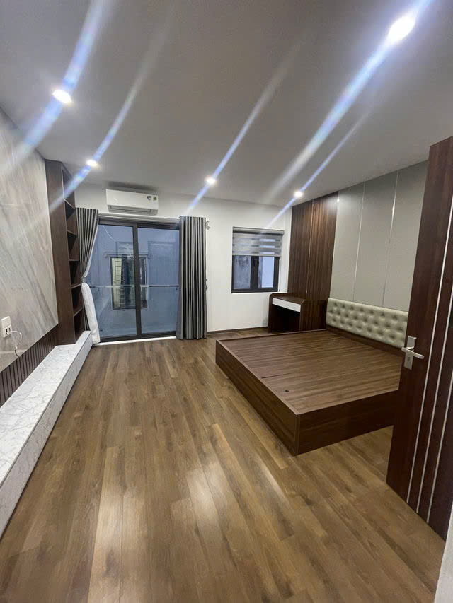 NHÀ MỚI KÍNH KOONG FULL NỘI THẤT Bồ Đề-Long Biên 50m2 X 6 tầng,MT 4.5m, 10.9 tỷ. - Ảnh chính