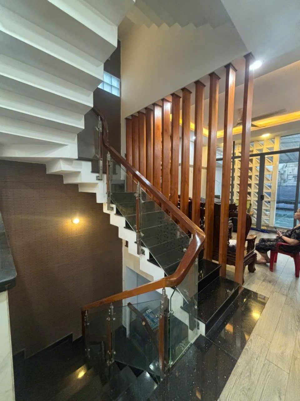 BÁN TOÀ NHÀ 6 TẦNG MẶT TIỀN NGUYỄN VĂN QUÁ 4X 20M NHỈNH 11 TỶ - Ảnh chính