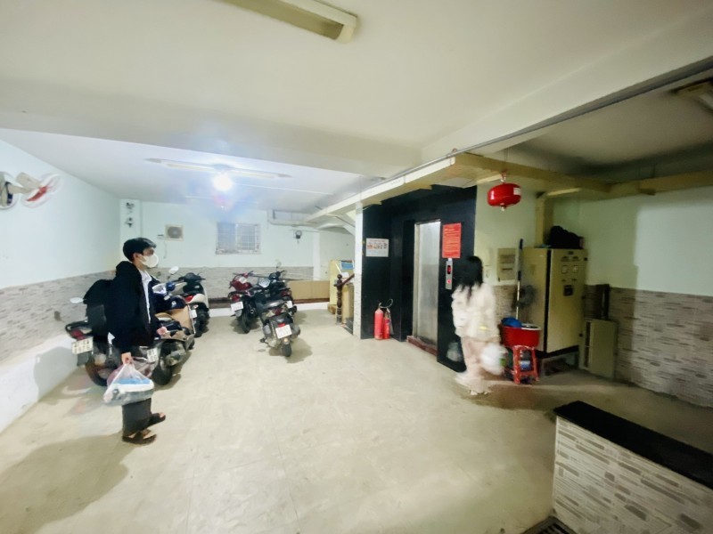 GẤP BÁN HẠ CHÀO 600 TRIỆU GIÁ BÁN 19.6 TỶ . TOÀ NHÀ 7 TẦNG CÓ HẦM,  THANG MÁY,16 PHONG CHO THUÊ. - Ảnh 2