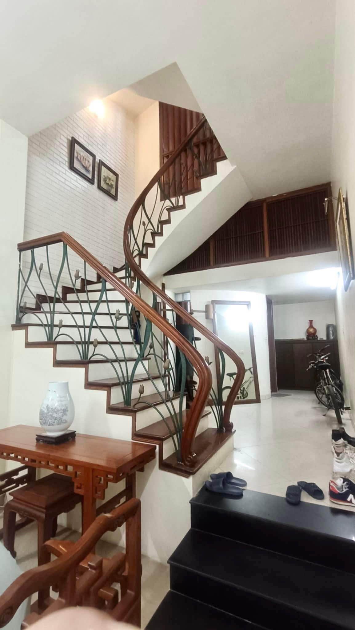 Bán nhà Ôtô tránh Phố Hoàng Cầu: 50m2/5Tầng/MT 4.2m 27 Tỷ Cách Hồ 30m, KD đỉnh - Ảnh 1