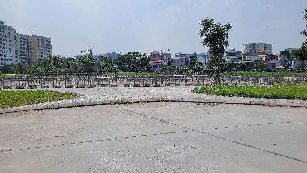 Lô đất siêu đẹp lô góc mặt hồ Vạn Hạnh Việt Hưng diện tích 245m mặt tiền rộng 18m 63 tỷ 9 - Ảnh 1