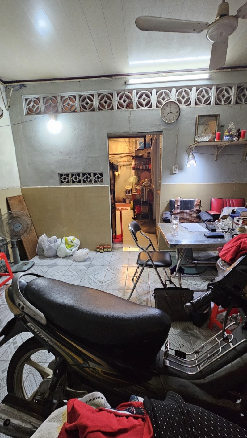 Bán nhà Mặt tiền Lạc Long Quân - gần Âu Cơ, DT: 5x15m, Cấp 4, 1 đời chủ, giảm 9 tỷ. - Ảnh 1