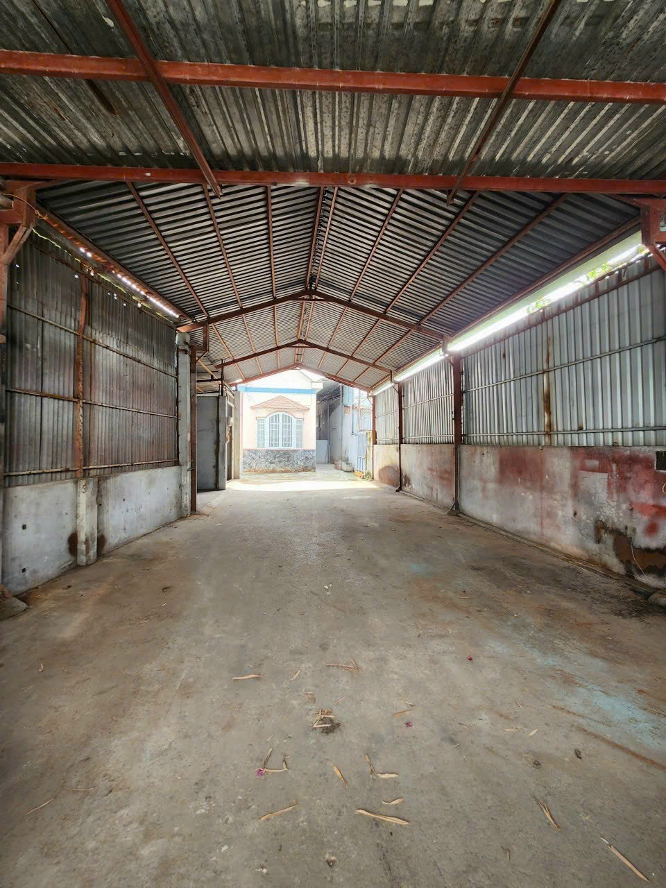 Nhà kho hơn 300m2 - Giá : 6.5 Tỷ (~20triệu/m2) 1/ Đường xe hơi Tân Xuân 1, Hóc Môn - Ảnh 2