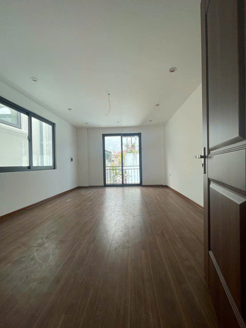 Cần bán nhà mới Nguyễn Văn Cừ, có sân để xe, nhà thoáng, tiện ích đa dạng. - Ảnh 2