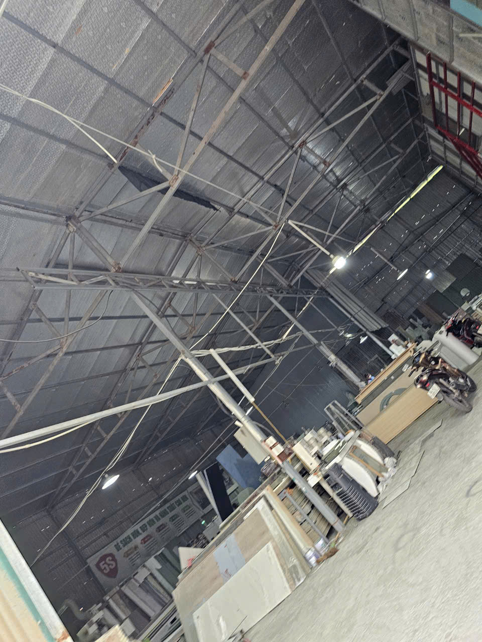 Bán nhà xưởng 908 m2 mặt đường vành đai 4 tiện kinh doanh, vỉa hè 10m - Ảnh 1