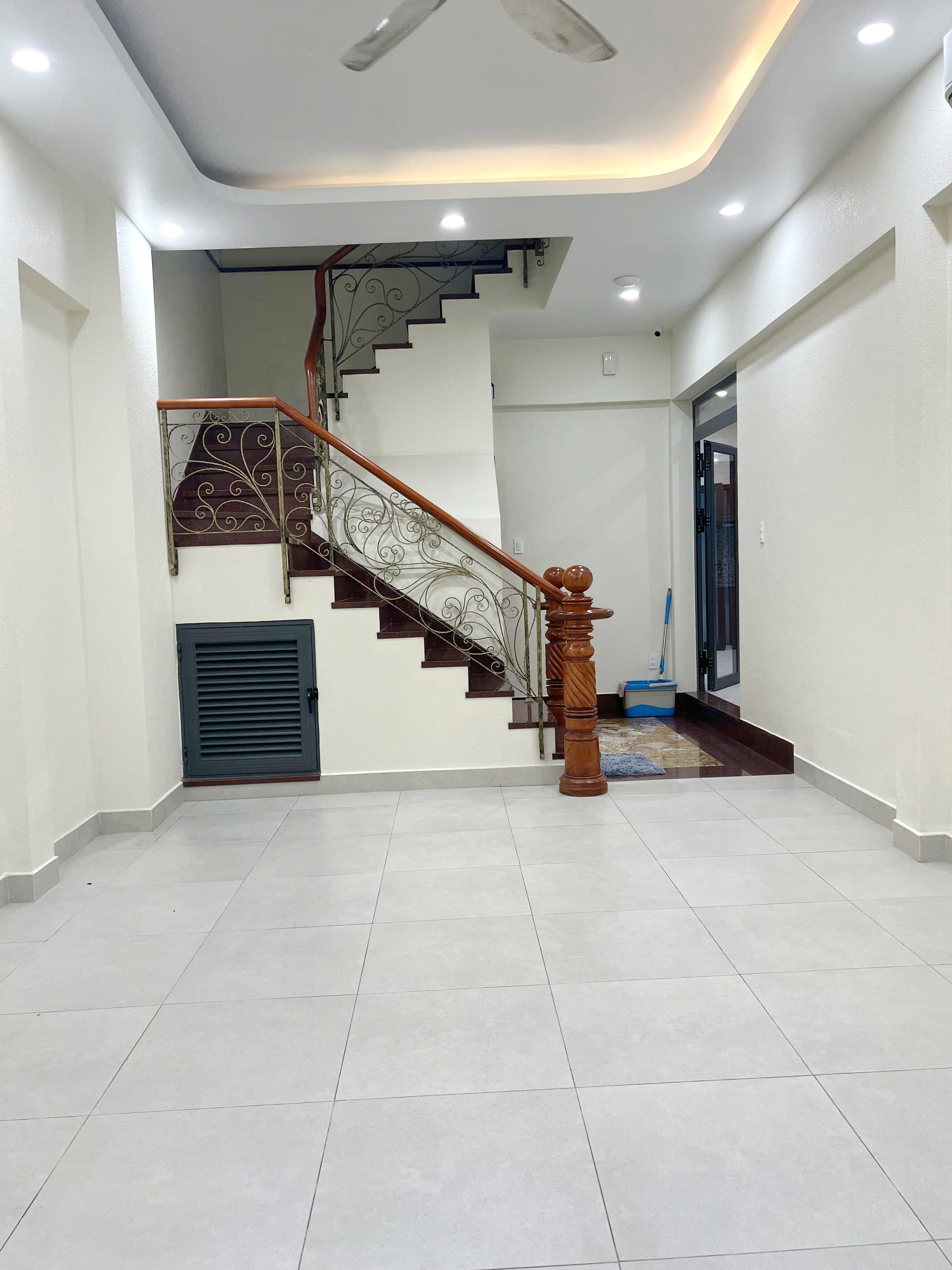 Nhà mới 2 mặt hẻm 3 tầng nở hậu 8m sát đường Trần Bình Trọng P2Q5 - Ảnh 1