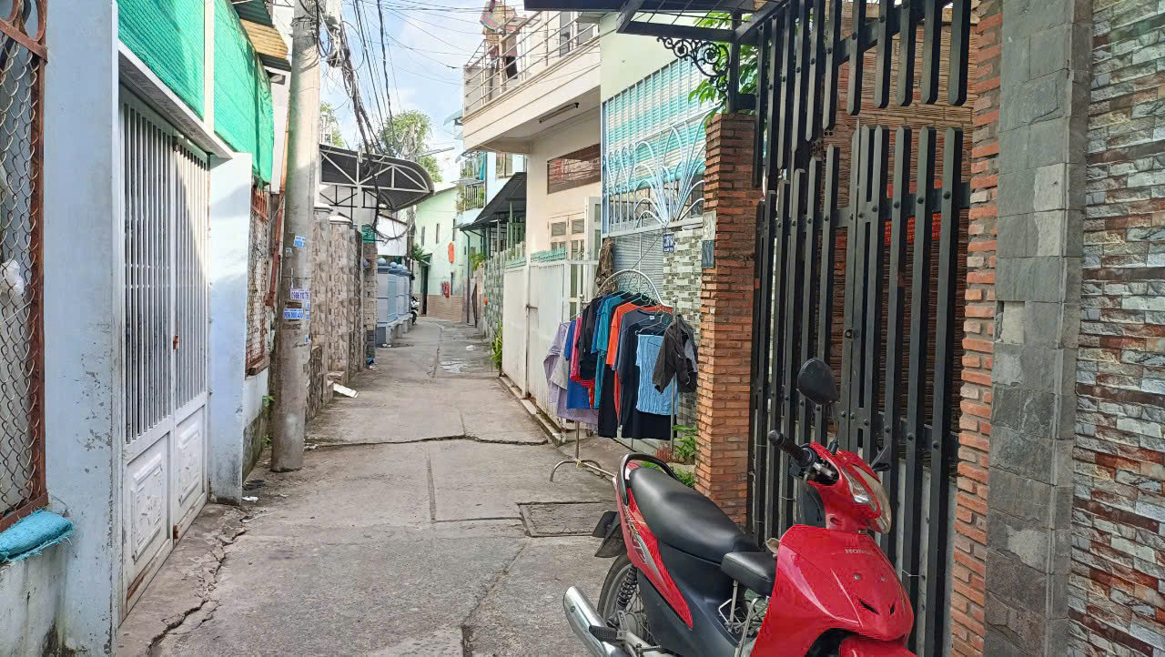 nhà trống có 3 phòng ngủ kết cấu trệt gác đúc mỗi phòng 20m2 - Ảnh 1