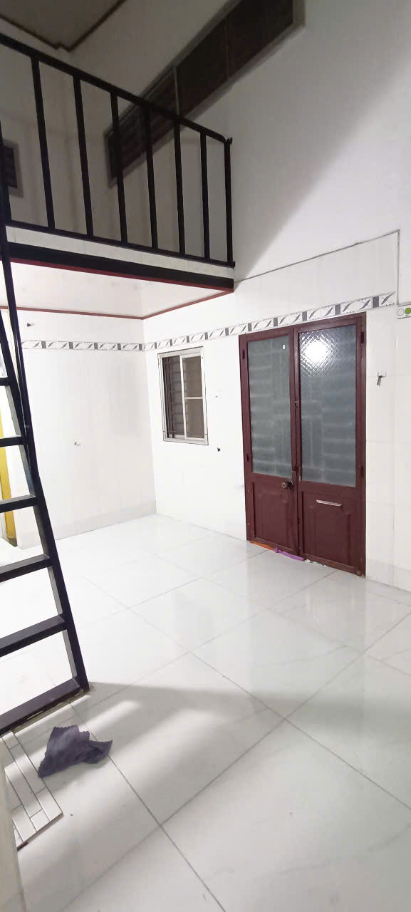 nhà trống có 3 phòng ngủ kết cấu trệt gác đúc mỗi phòng 20m2 - Ảnh 2