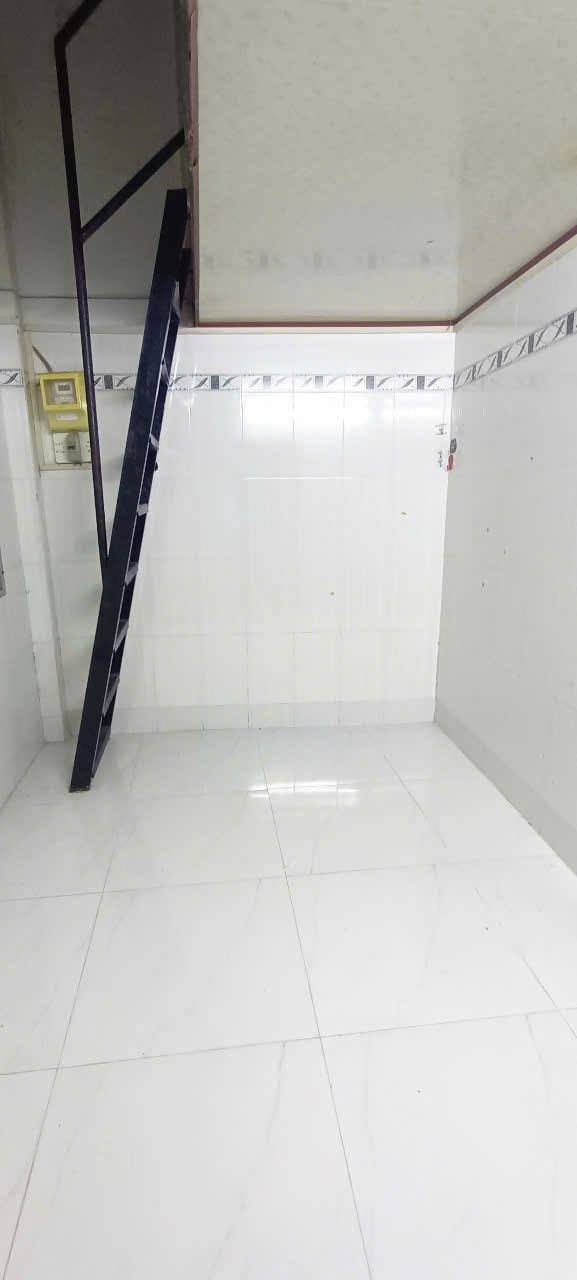 nhà trống có 3 phòng ngủ kết cấu trệt gác đúc mỗi phòng 20m2 - Ảnh 3