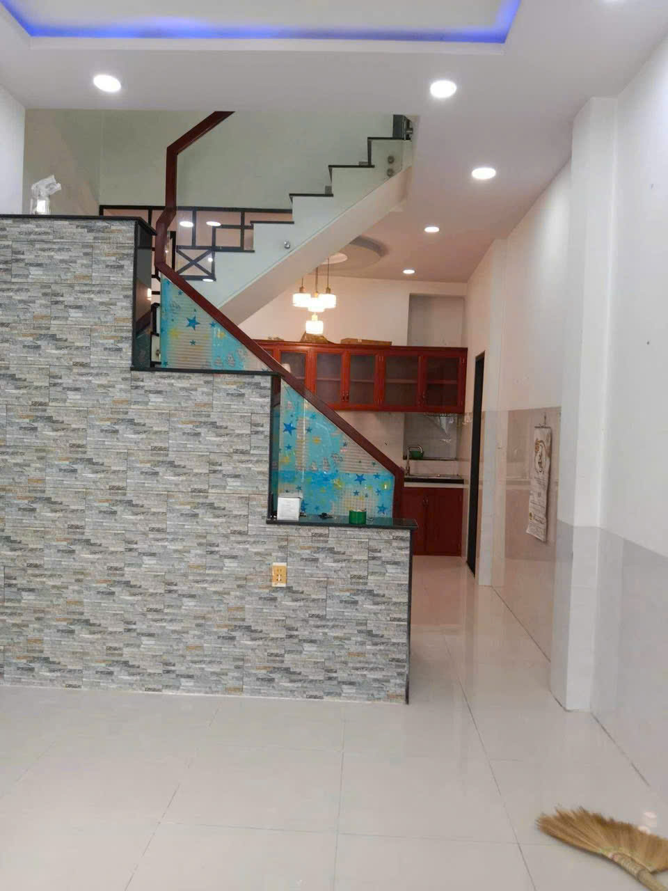 NHÀ MẶT TIỀN CÁCH ĐƯỜNG <br><br>XE HƠI 3 BƯỚC  TRUNG TÂM Q4 <br><br>KHÁNH HỘI  CÓ 4 TỶ - Ảnh 1