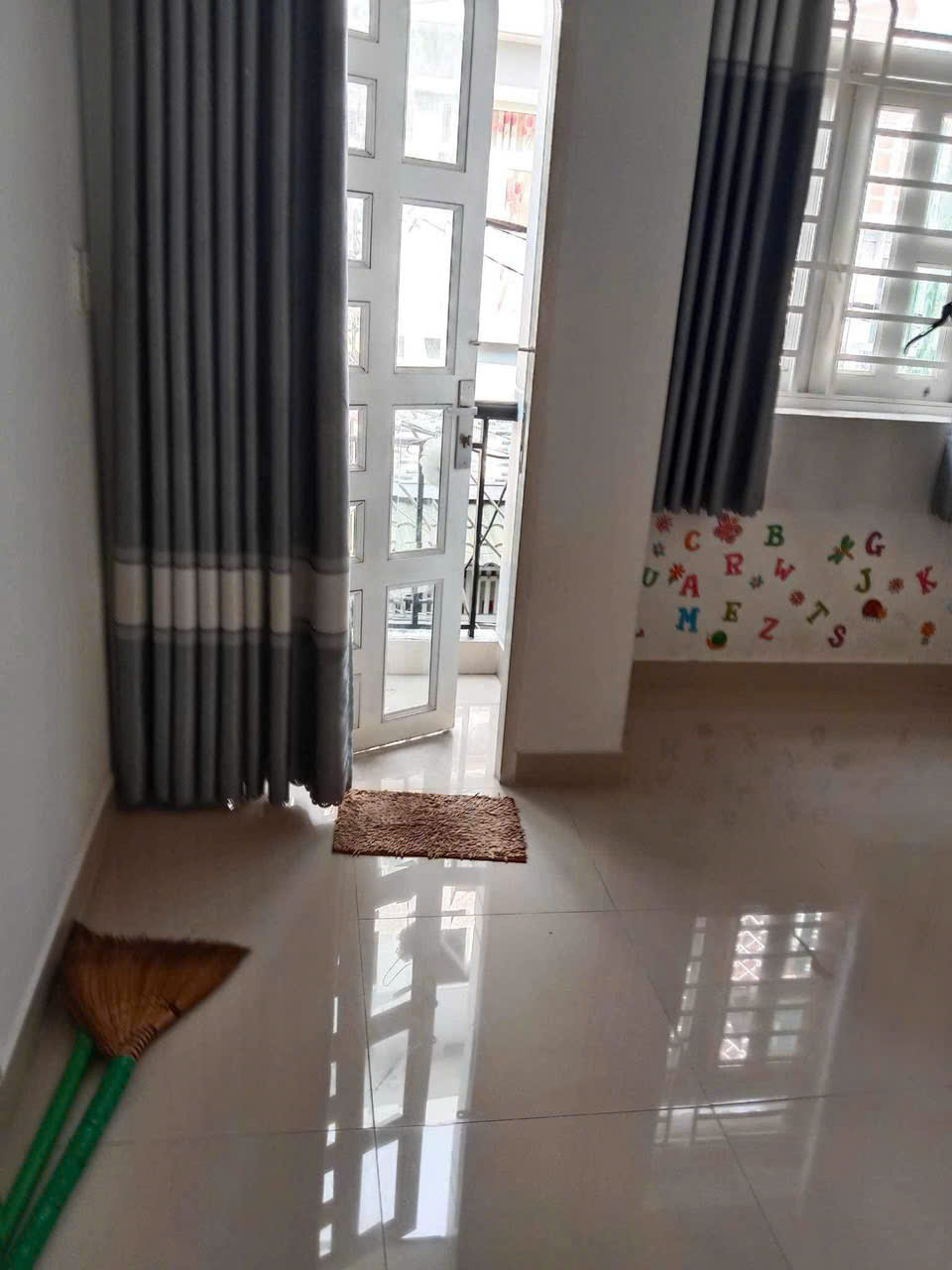 NHÀ MẶT TIỀN CÁCH ĐƯỜNG <br><br>XE HƠI 3 BƯỚC  TRUNG TÂM Q4 <br><br>KHÁNH HỘI  CÓ 4 TỶ - Ảnh 2
