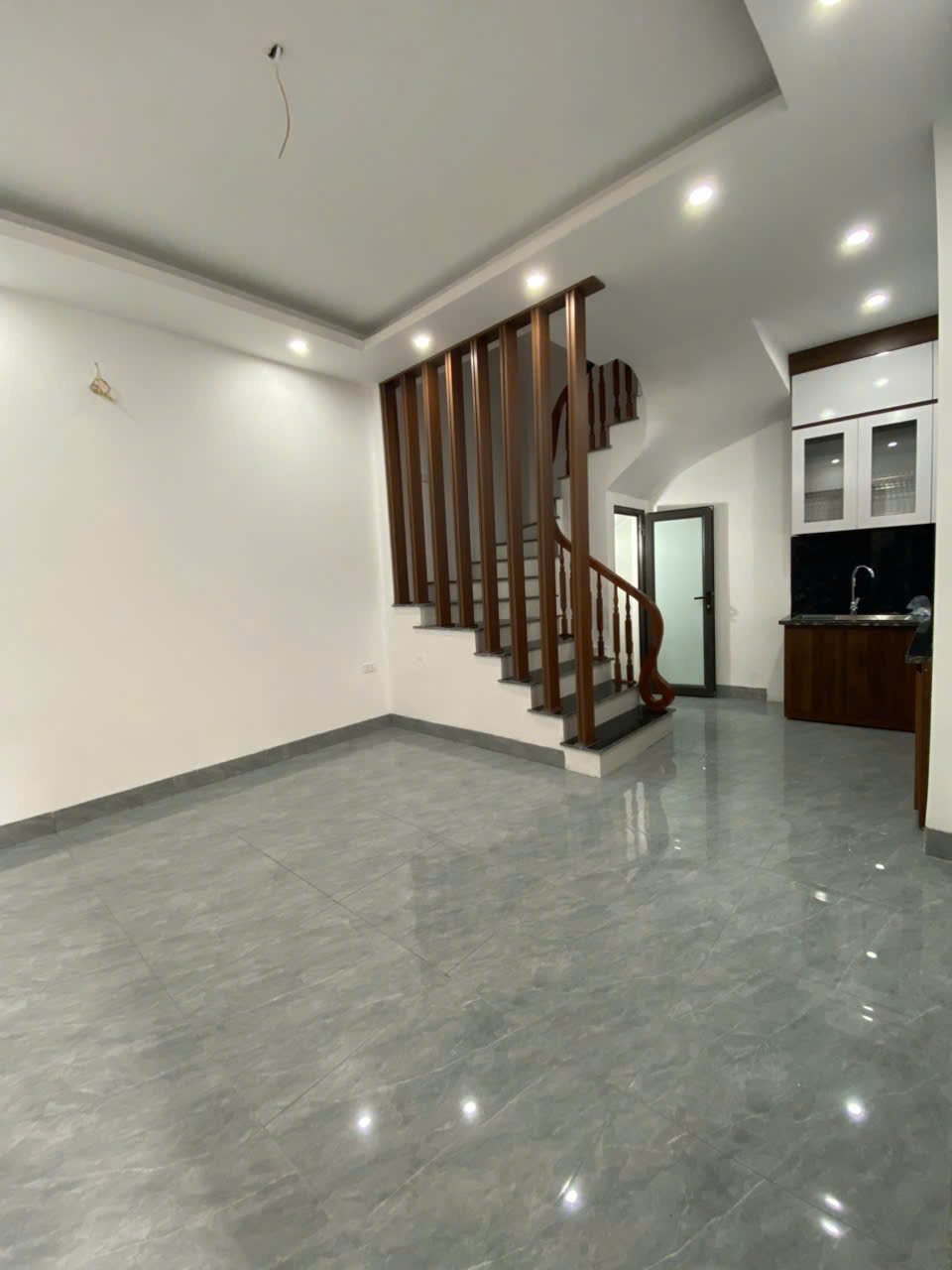 Bán nhà Ngọc Thụy, 30m2, ô tô lùi cổng 3.5m, nội thất cơ bản, giá đầu tư 6.98 tỷ - Ảnh 1