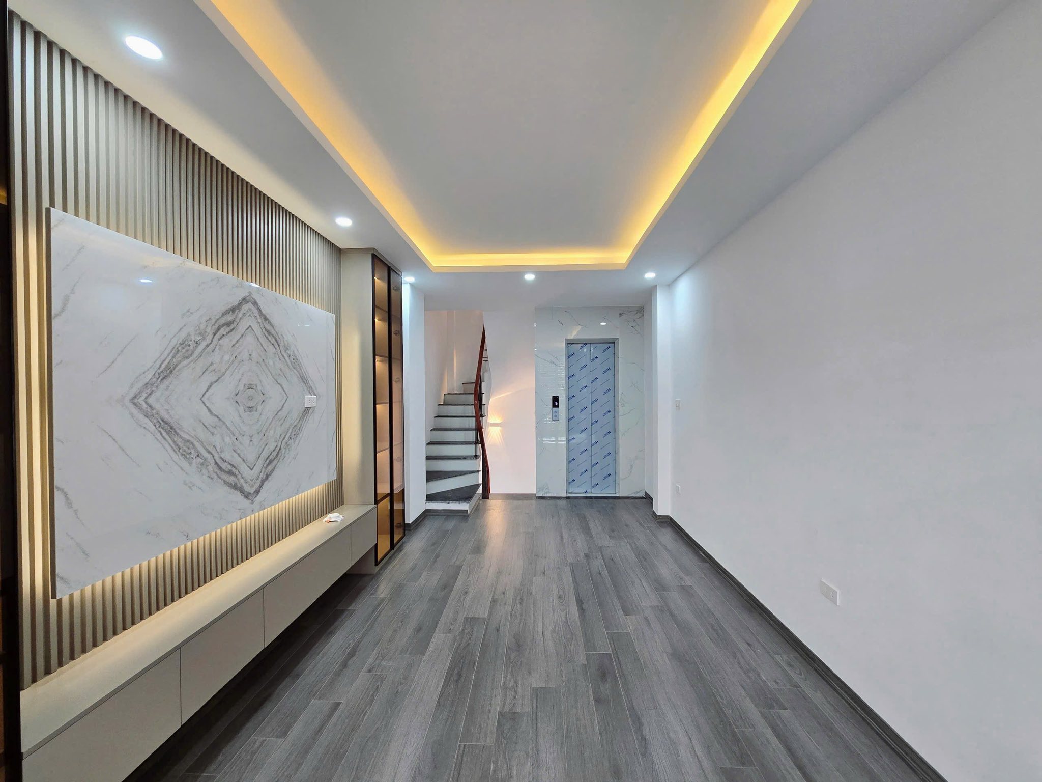 Bán nhà ngõ Lạc Long Quân giá 8.6 tỷ, 33m2x6T, thang máy, ở luôn - Ảnh 1