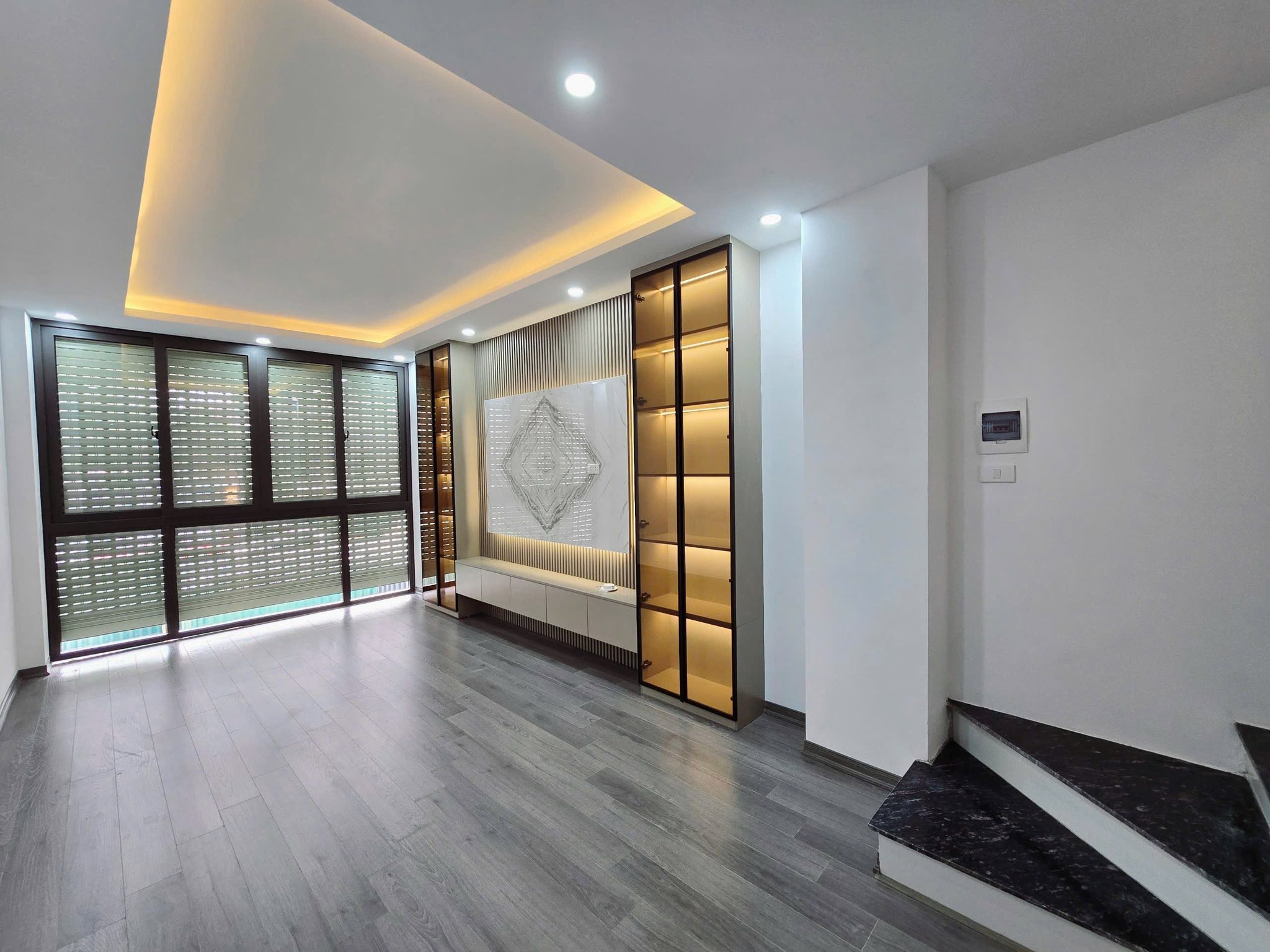 Bán nhà ngõ Lạc Long Quân giá 8.6 tỷ, 33m2x6T, thang máy, ở luôn - Ảnh chính