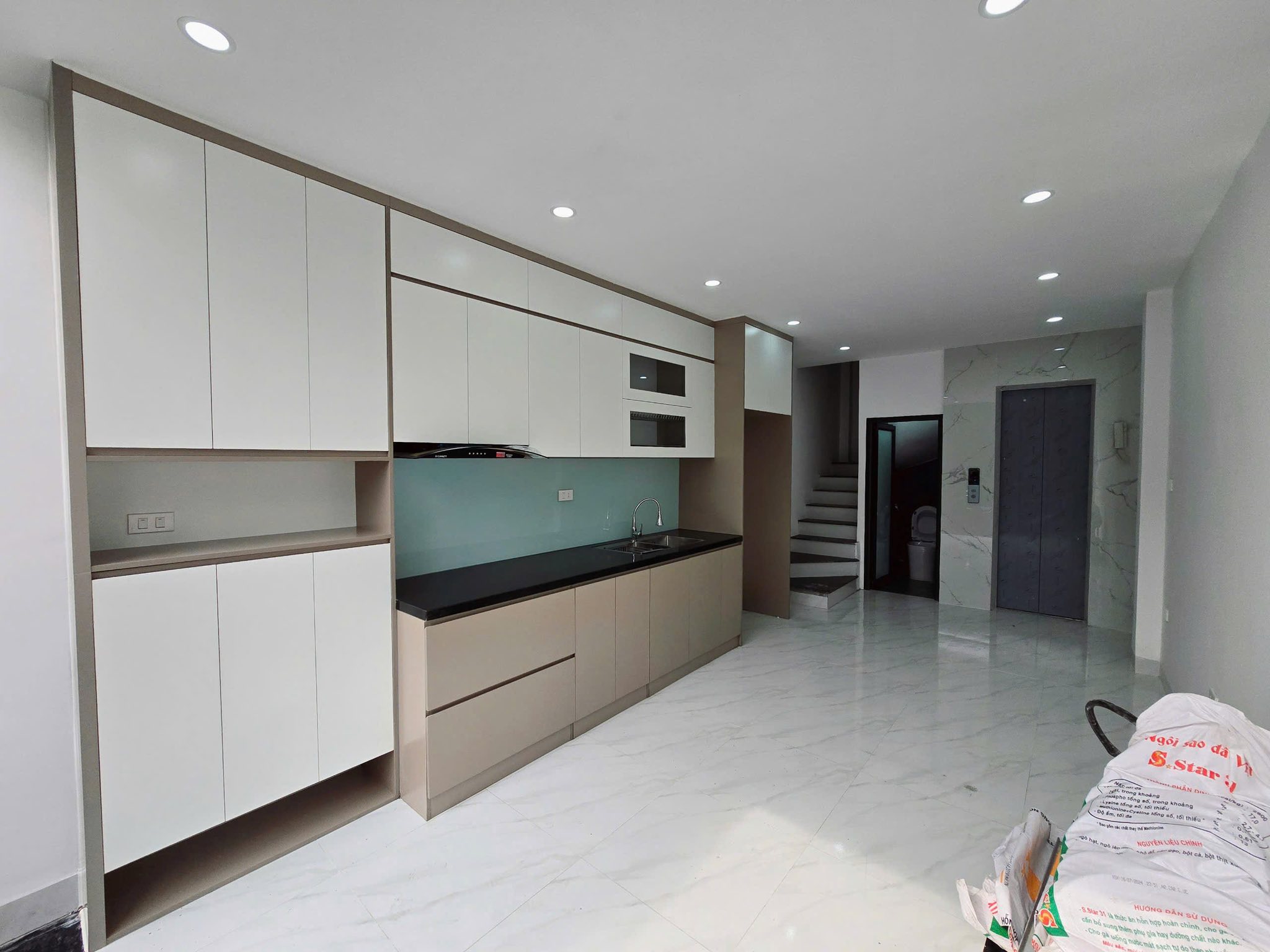 Bán nhà ngõ Lạc Long Quân giá 8.6 tỷ, 33m2x6T, thang máy, ở luôn - Ảnh 2