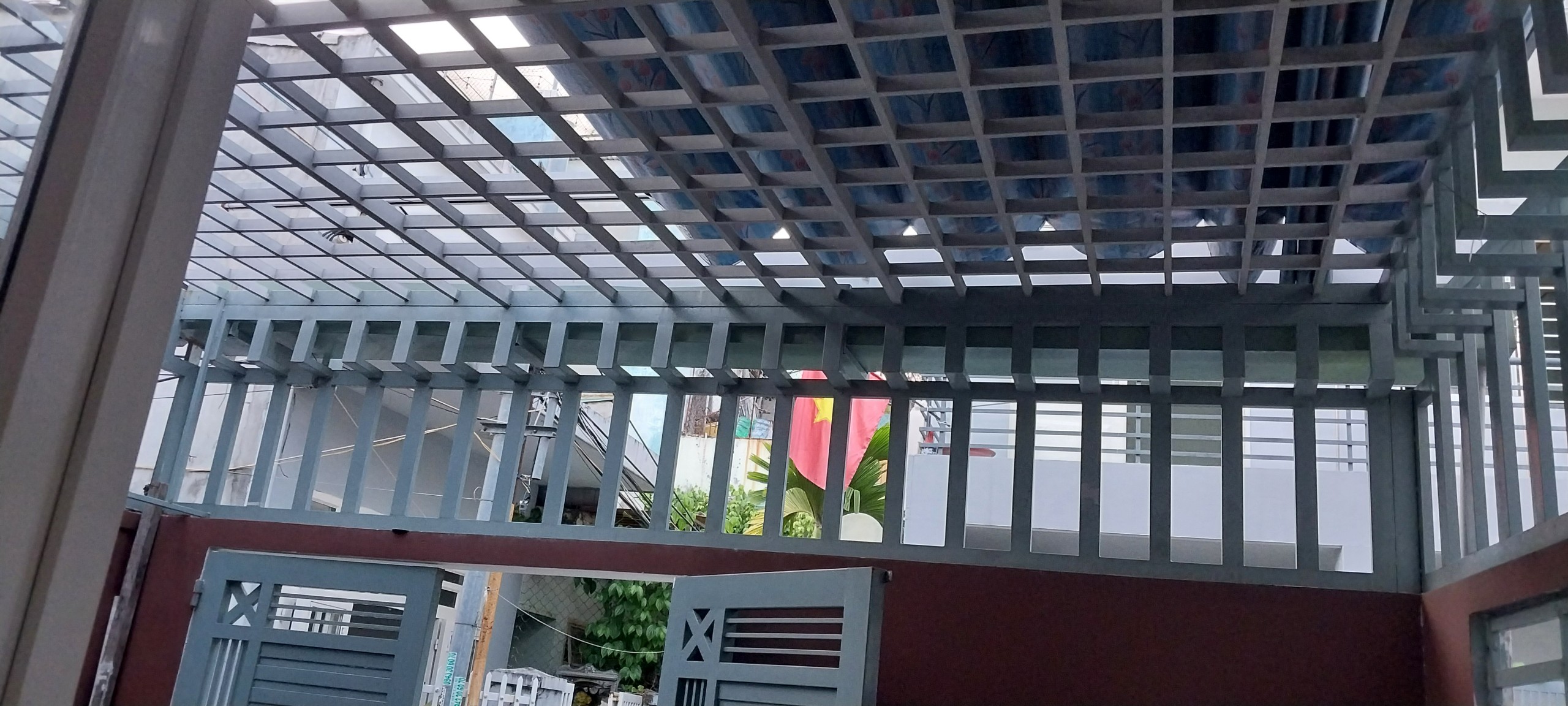 # Nhà Kiệt gần Thái Thị Bôi, 67m2 sân công cộng 20m2 rộng thoáng, lửng đúc cứng, sạch đẹp 2.65  tỷ - Ảnh 2