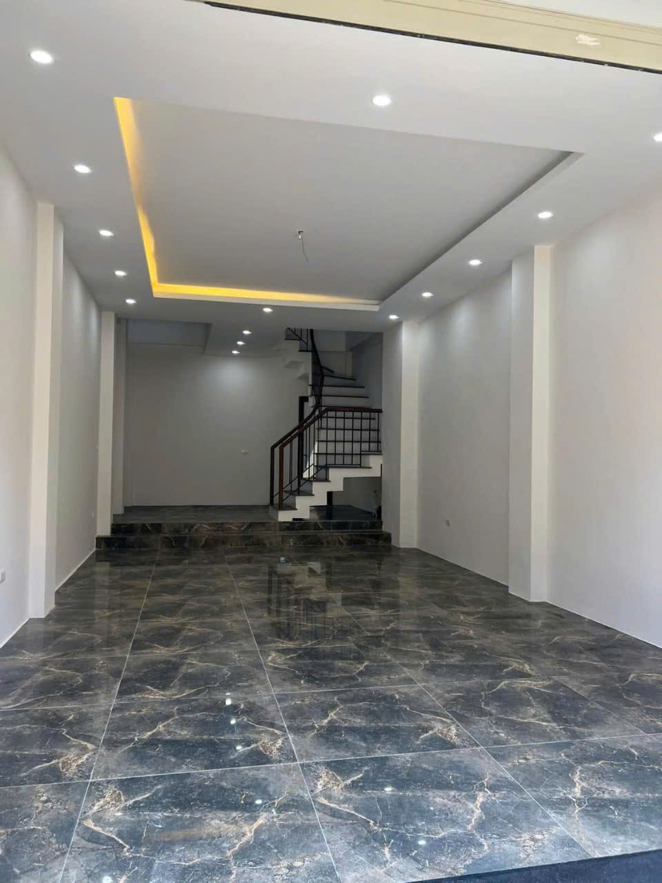 Cho thuê nhà liền kề Vĩnh Tuy - Hai Bà Trưng 56m x 5T giá 20tr, ô tô tải đỗ cửa, nhà đẹp - Ảnh chính