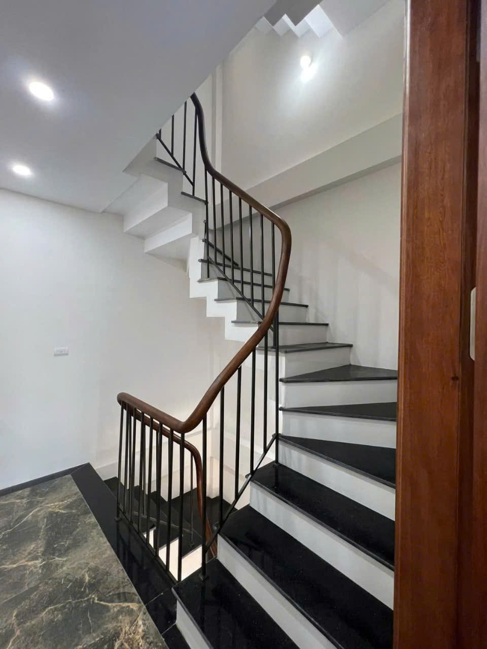 Cho thuê nhà liền kề Vĩnh Tuy - Hai Bà Trưng 56m x 5T giá 20tr, ô tô tải đỗ cửa, nhà đẹp - Ảnh 2