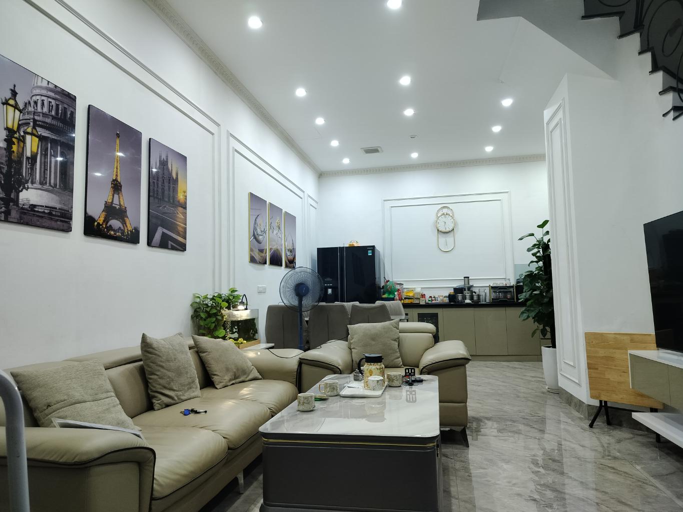 Văn Cao Nguyễn Đình Thi - 1 nhà ra phố, ô tô dừng đỗ, nhà đẹp ở ngay, mặt tiền 5m vuông đẹp, chỉ - Ảnh 2