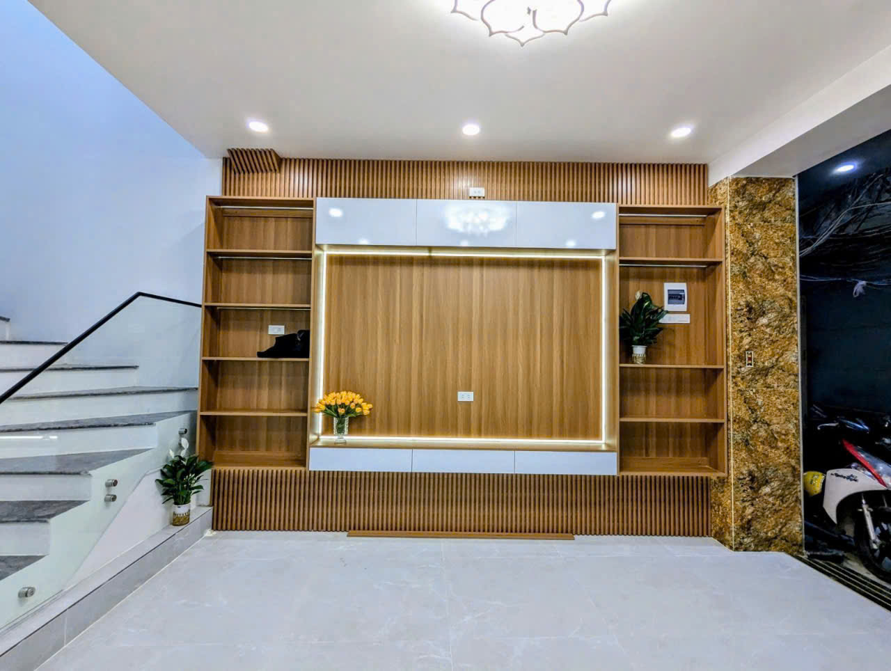 HOÀNG CẦU - Ô TÔ VÀO NHÀ, KINH DOANH, SÁT HỒ - 15.2 TỶ - SAU QH RA MẶT PHỐ, CỰC HIẾM - Ảnh 2