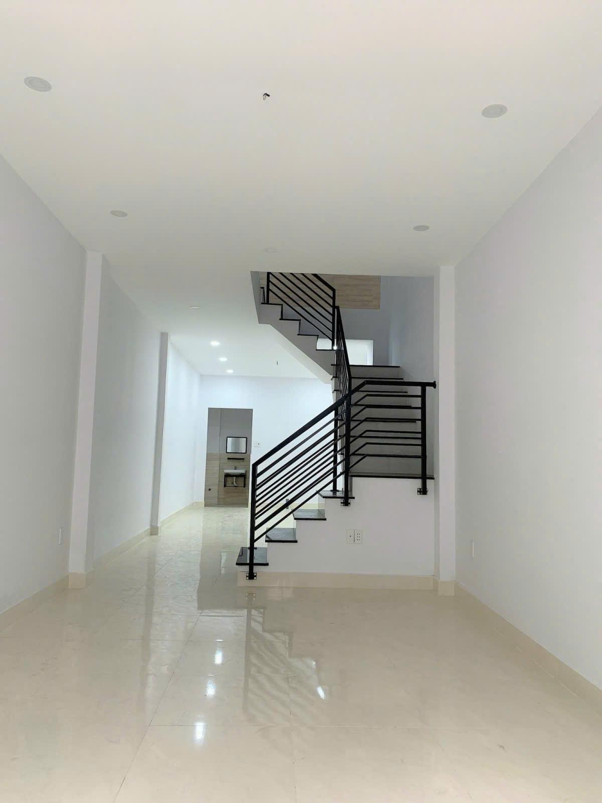 Tân Bình C12 nhà ga T3, 68m2 chỉ 6.x tỷ, 3 Tầng 4PN hẻm rộng xe hơi - Ảnh 2