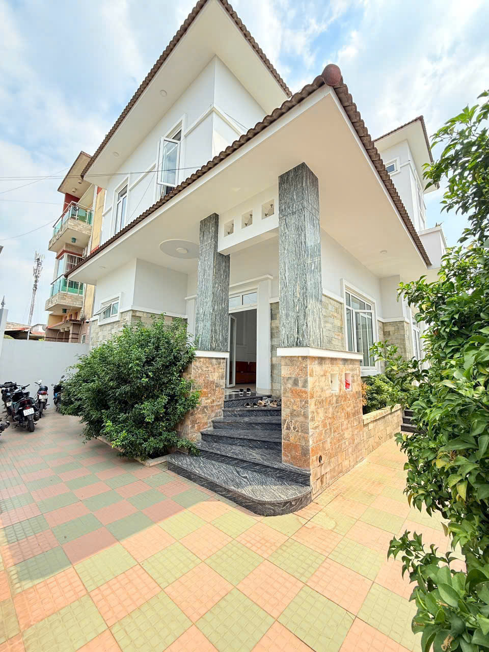 BÁN GẤP BIỆT THỰ TỨ HẢI - 300M2 FULL THỔ - 11 TỶ CÓ TL. LH:0913170684. - Ảnh 2