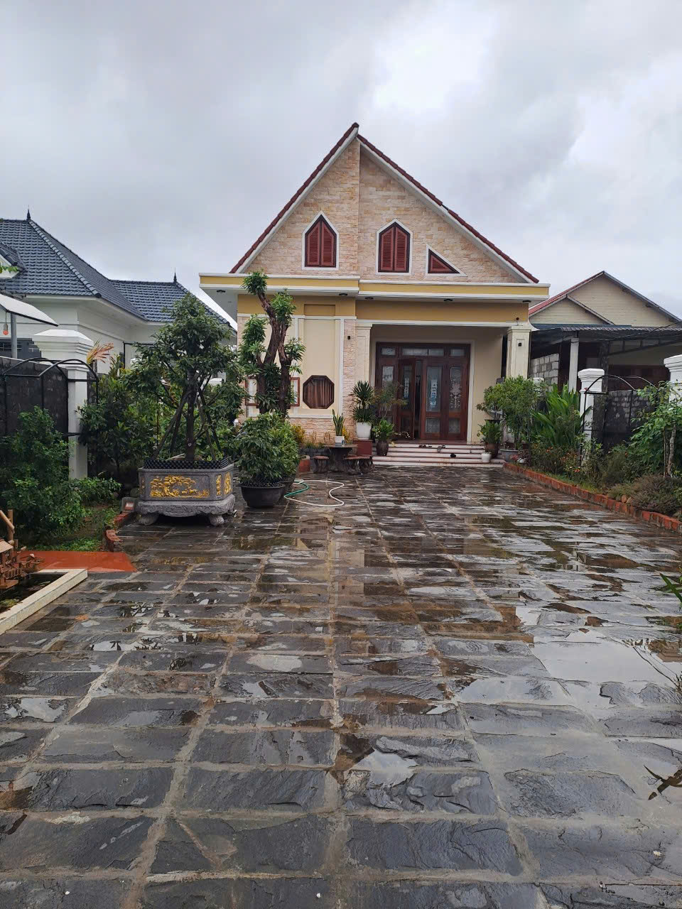 BÁN BIỆT THỰ SÂN VƯỜN 365.6M2 TẶNG FULL NỘI THẤT CÁCH BIỂN CẢNH DƯƠNG 1KM - Ảnh chính