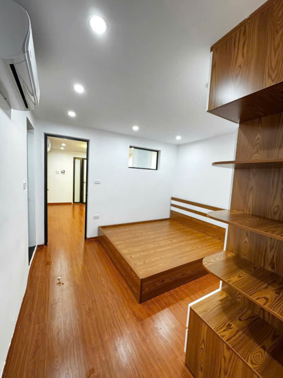 Bán căn hộ tập thể 8/3 diện tích 52m, tầng 2, sổ đỏ chính chủ, ô tô đỗ chân cầu thang. - Ảnh 1