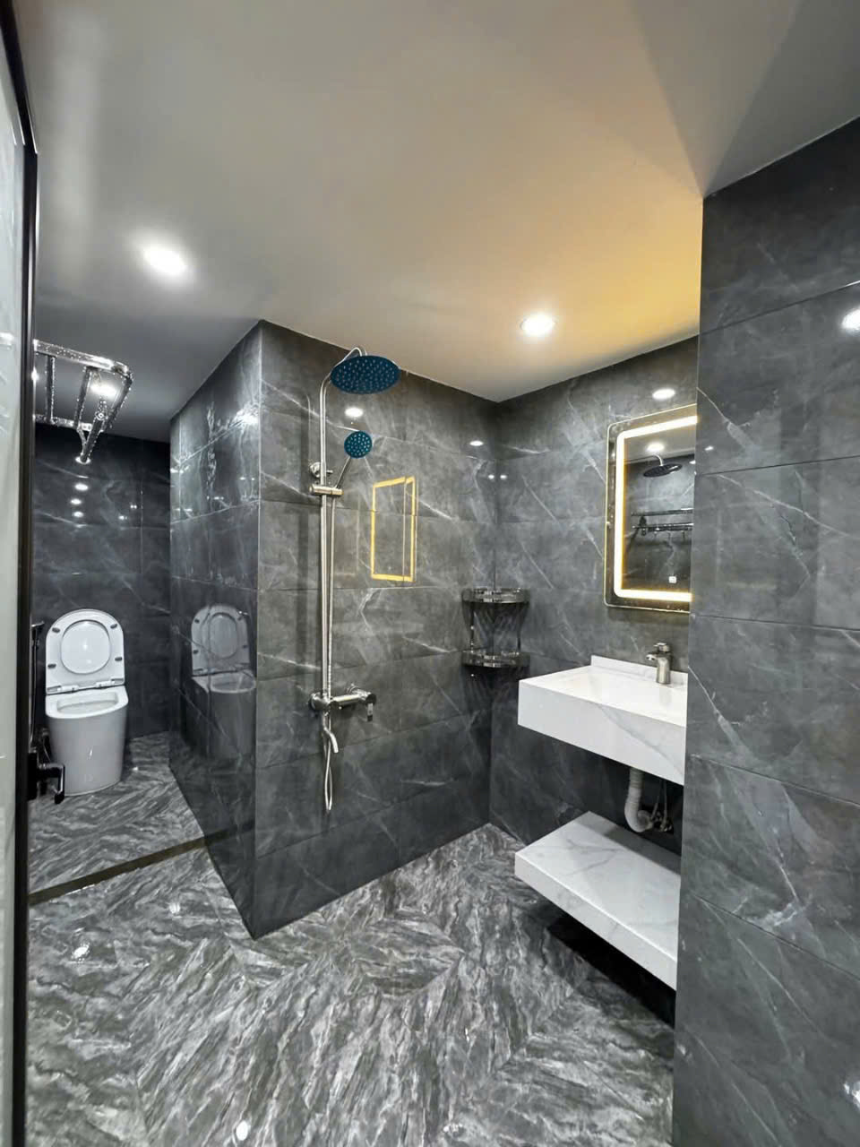 Bán căn hộ tập thể 8/3 diện tích 52m, tầng 2, sổ đỏ chính chủ, ô tô đỗ chân cầu thang. - Ảnh 4