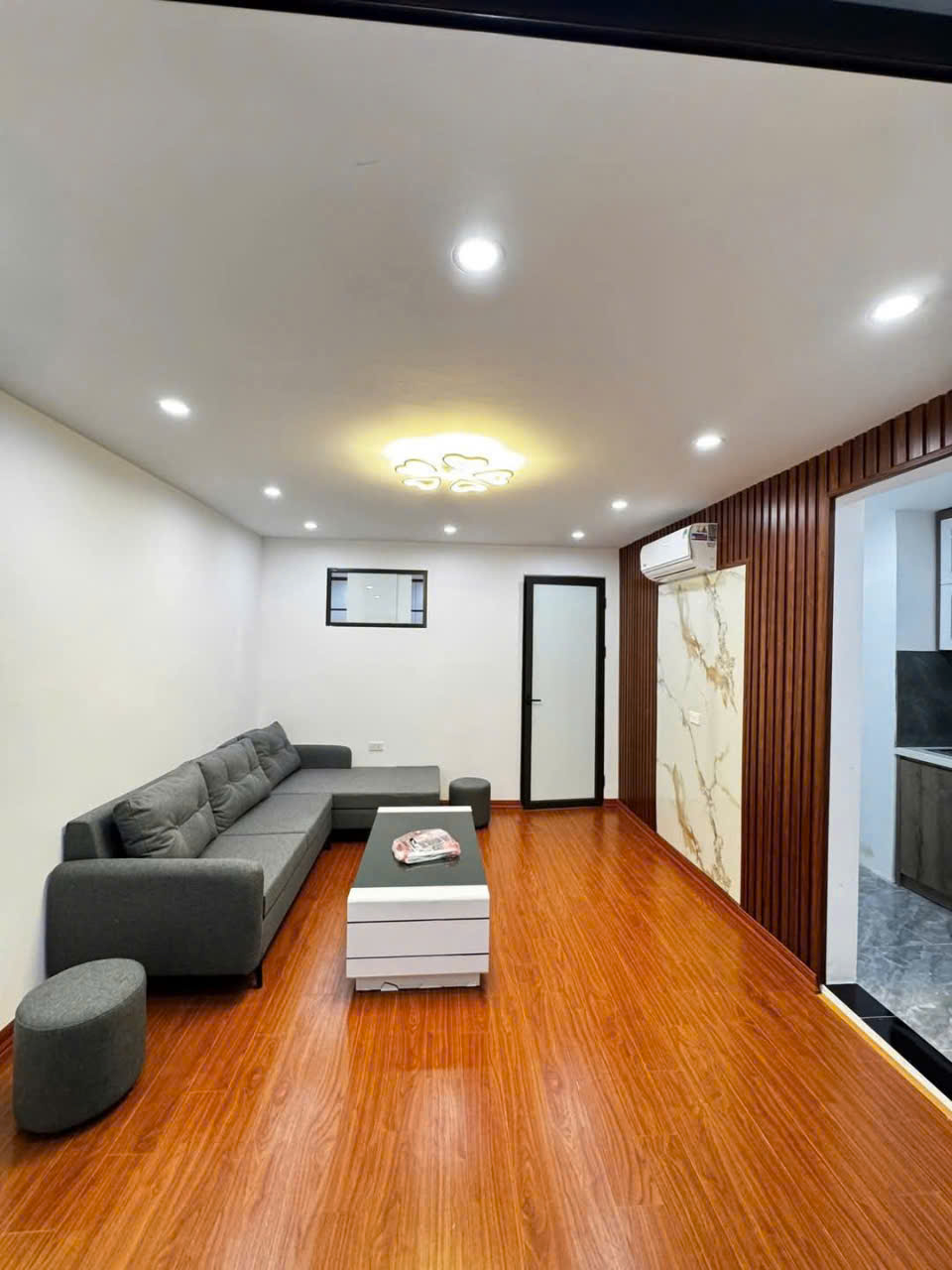 Bán căn hộ tập thể 8/3 diện tích 52m, tầng 2, sổ đỏ chính chủ, ô tô đỗ chân cầu thang. - Ảnh chính