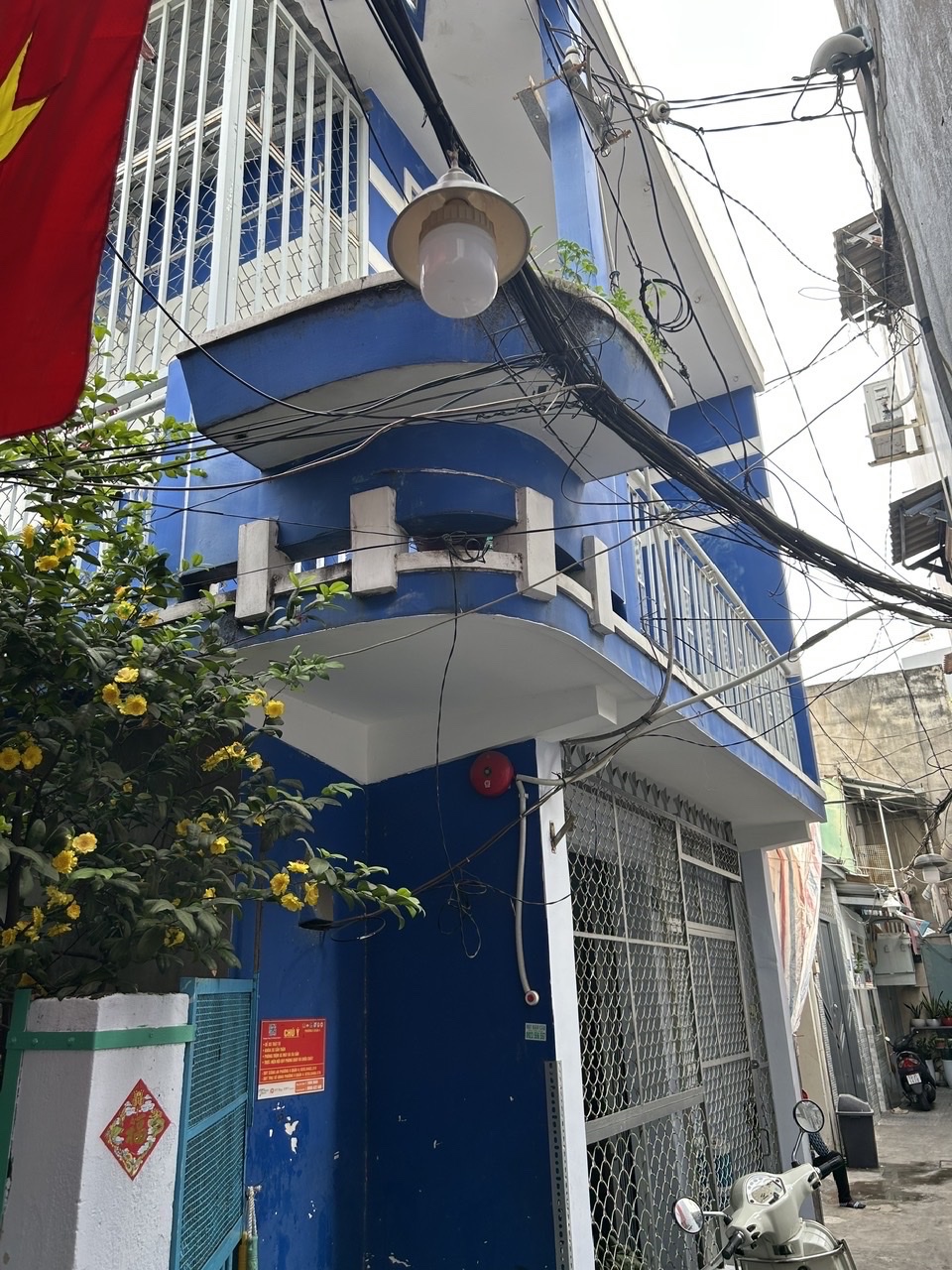 CHỦ BÁN NHÀ ĐỂ LẠI NỘI THẤT CÒN MỚI - HẺM XE BA GÁC - NGANG LỚN - THÔNG VỚI XÓM CHIÊU, NGUYỄN TẤT - Ảnh 1