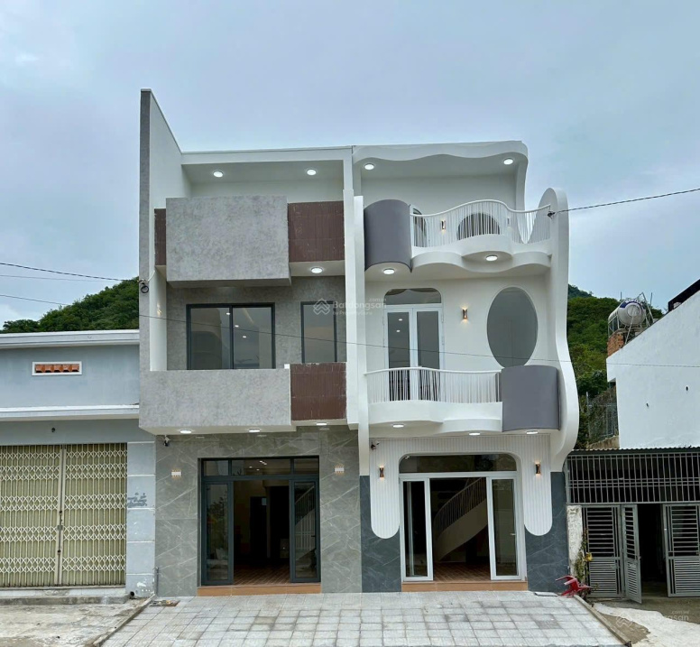 Bán nhà 3 tầng mới xây full nội thất – Cách biển Nha Trang chỉ 600m, đường 16m ô tô - Ảnh chính