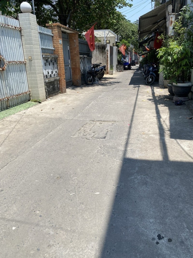 ► Nhà Kiệt Hoàng Diệu, gần Nguyễn Văn Linh, kẹp kiệt thoáng, 55m2, 3 mê đúc, sân rộng, 3.65 tỷ - Ảnh 1