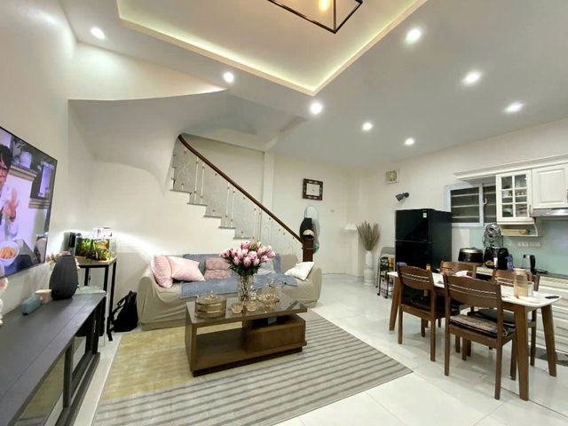 NHÀ MỚI ĐẸP NGÕ THÔNG OTO Nguyễn Văn Cừ 36m22,X 4 tầng, mặt tiên 3.7m, 7.5 tỷ Long Biên. - Ảnh 1