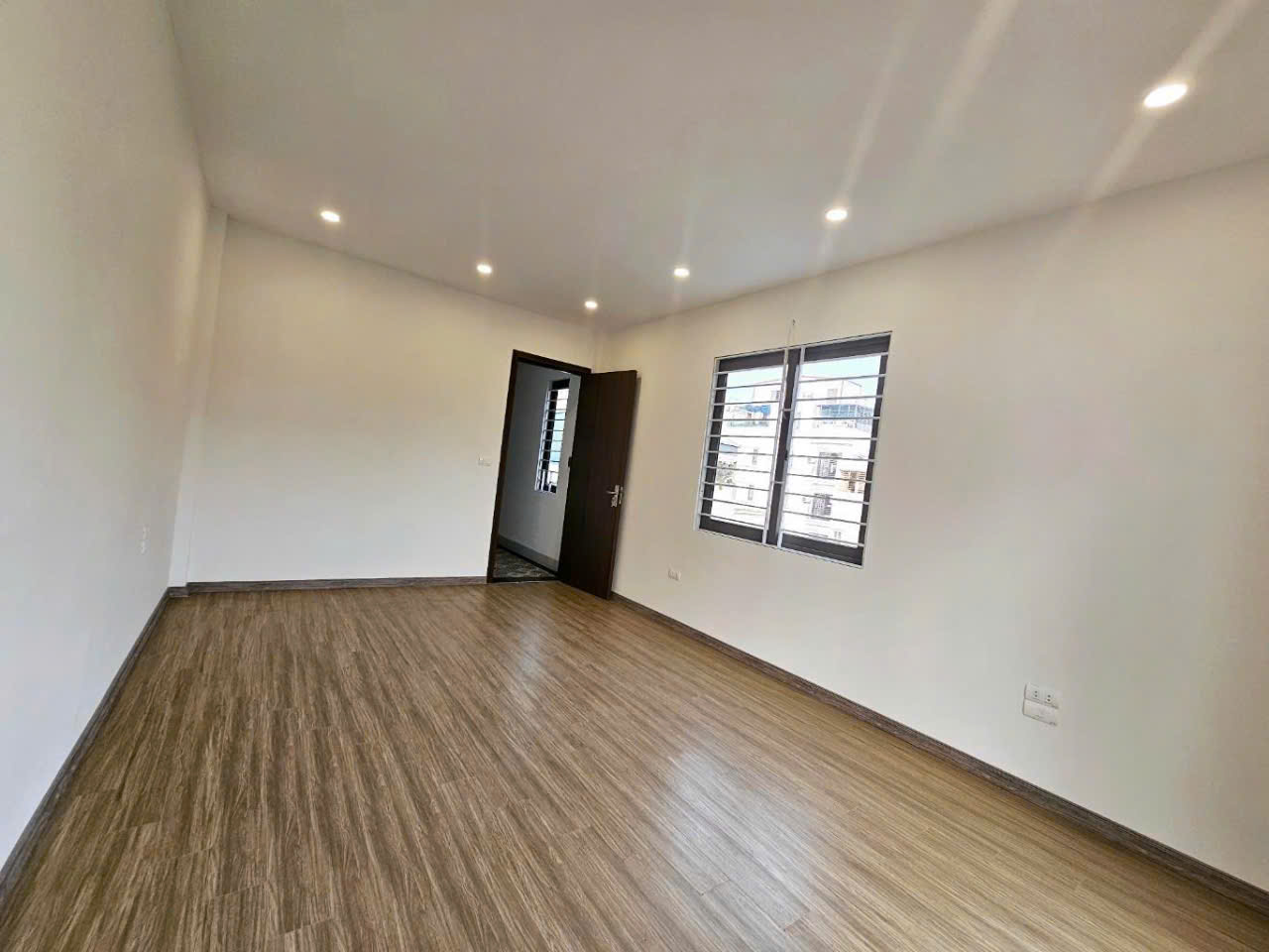 Nhà đẹp xây mới 5 tầng ở Đàm Quang Trung Long Biên gần cầu Vĩnh Tuy diện tích 67m, 8 tỷ - Ảnh 3