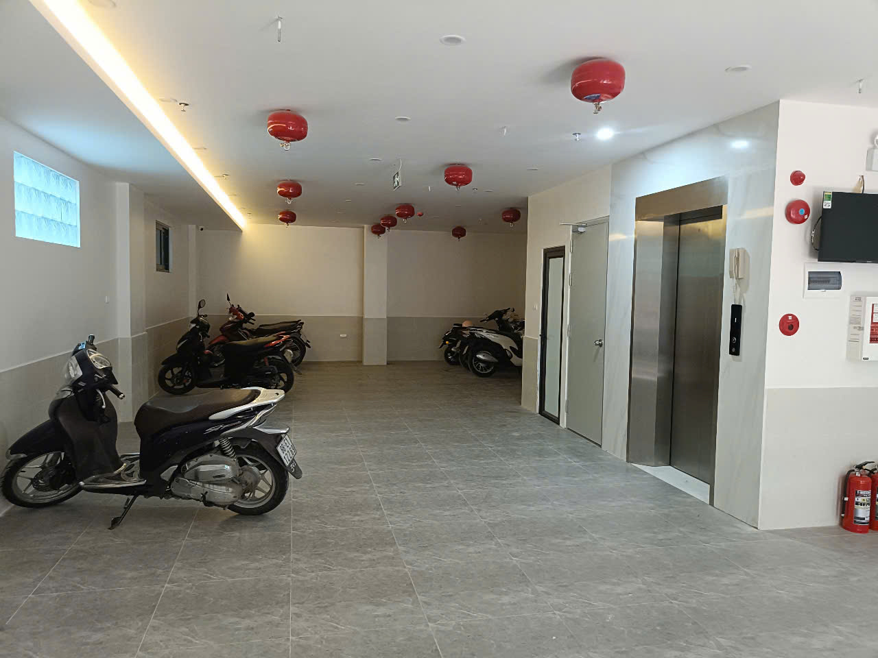 CCMN ĐH Công Nghiệp 132.7m2-7T-TM, 2 mặt đường ô tô, DT 1.6 tỷ/năm, 22.9 tỷ - Ảnh 2