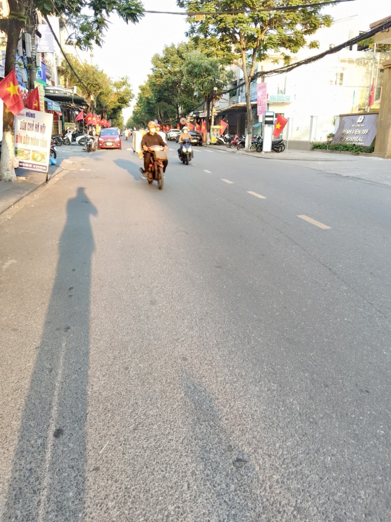 ♥ Mặt Tiền Nguyễn Công Trứ, đường 10.5 thẳng ra Bãi Biển, 325m2, ngang 7.7m, 2 mặt thoáng, 90tr/m2 - Ảnh 1