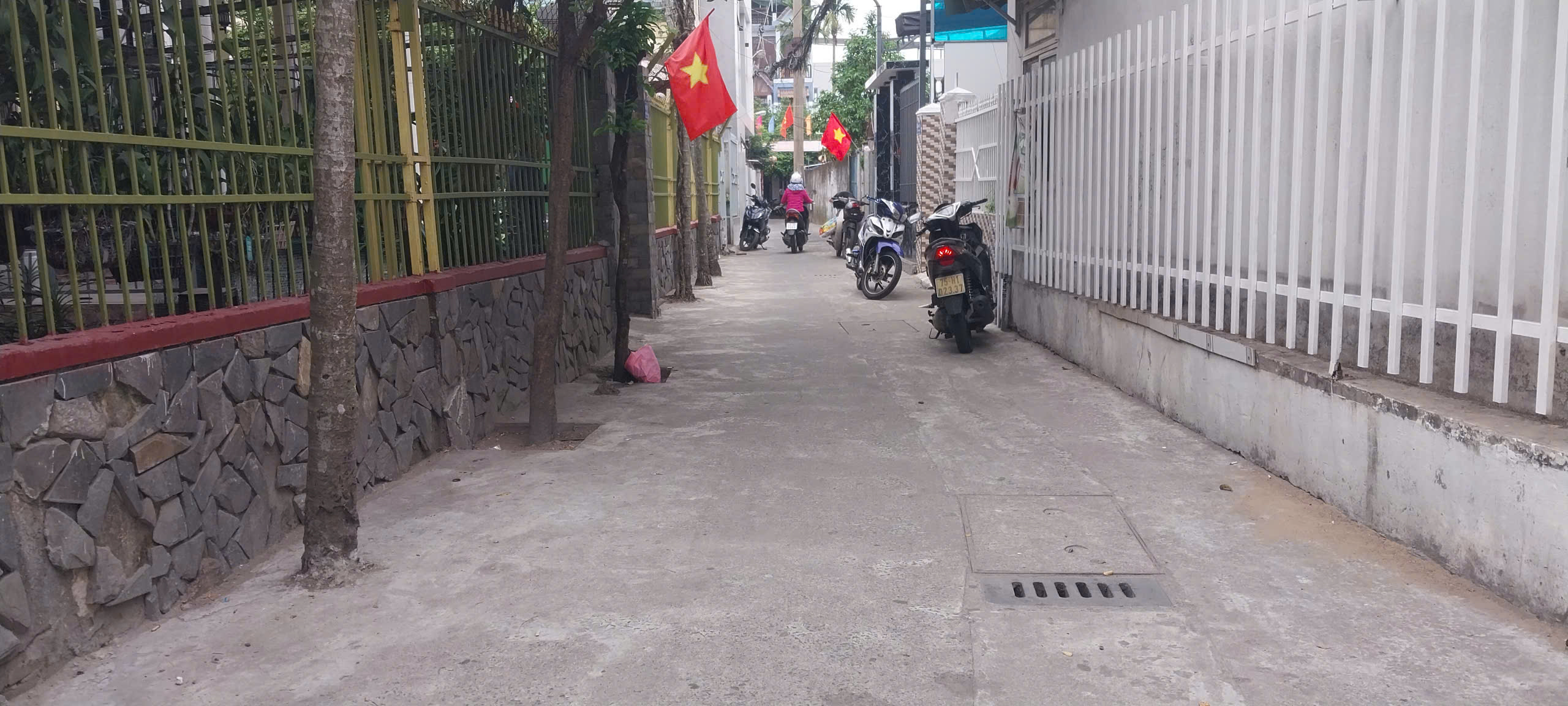 ♪Kiệt 3m Mẹ Nhu gần Dệt May, 115m2, ngang 5.5m vuông nét, gác lửng sạch, 3PN, sân rộng, luồn thoáng - Ảnh 2