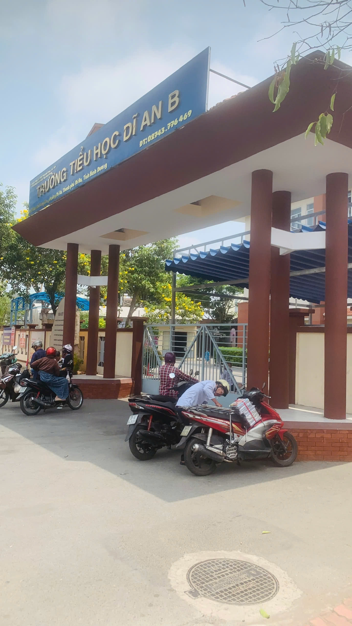 Bán nhà 1 Trệt 1 Lầu trung tâm TP Dĩ An,gần trường THPT Dĩ An,đường xe hơi - Ảnh 2