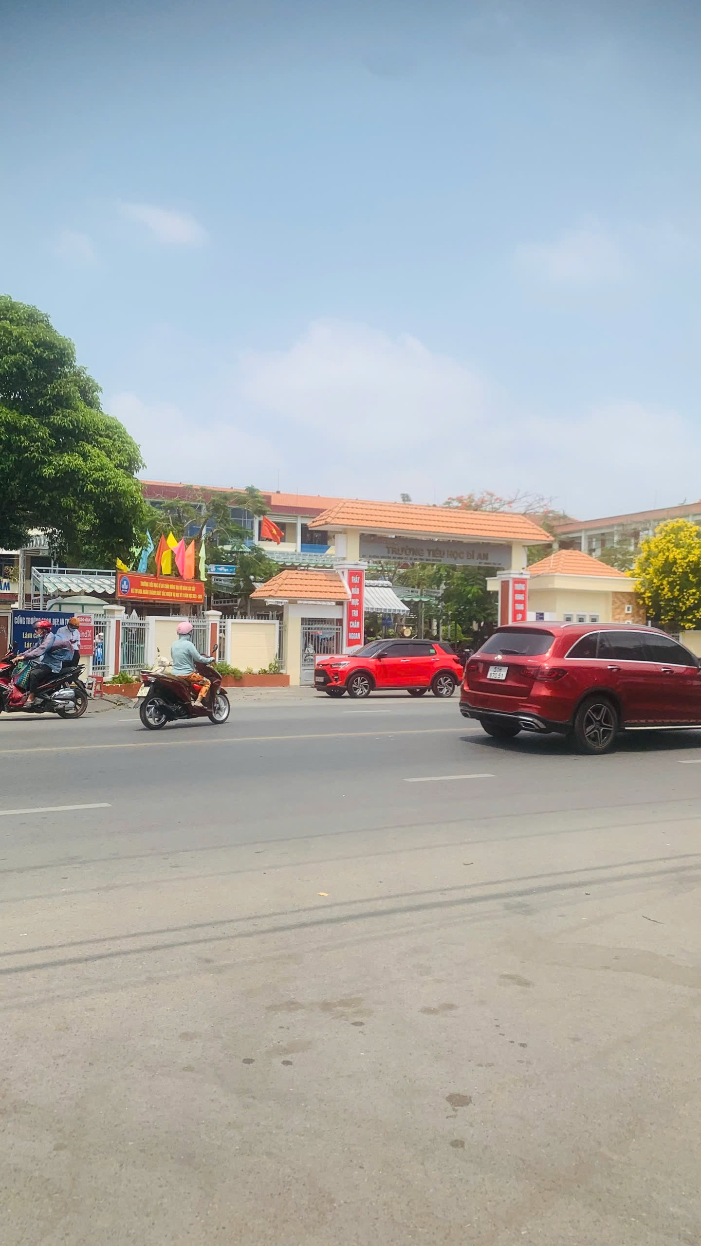 Bán nhà 1 Trệt 1 Lầu trung tâm TP Dĩ An,gần trường THPT Dĩ An,đường xe hơi - Ảnh 1