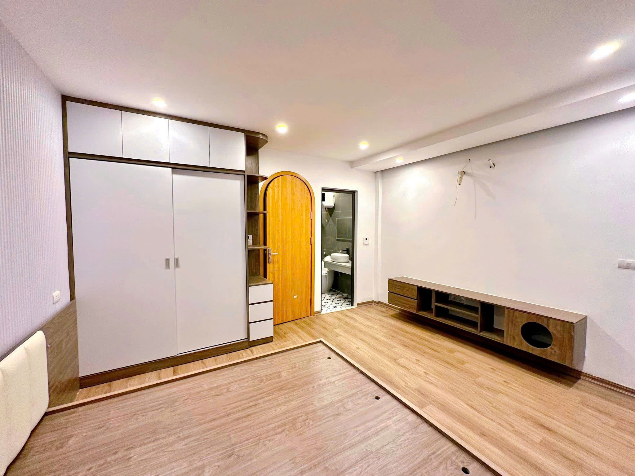 NHÀ ĐẸP TRƯỜNG CHINH 7 TẦNG THANG MÁY, NHÀ XÂY MỚI DT 31m2 7 tầng mt 4.7m Giá 9.7 tỷ - Ảnh 1