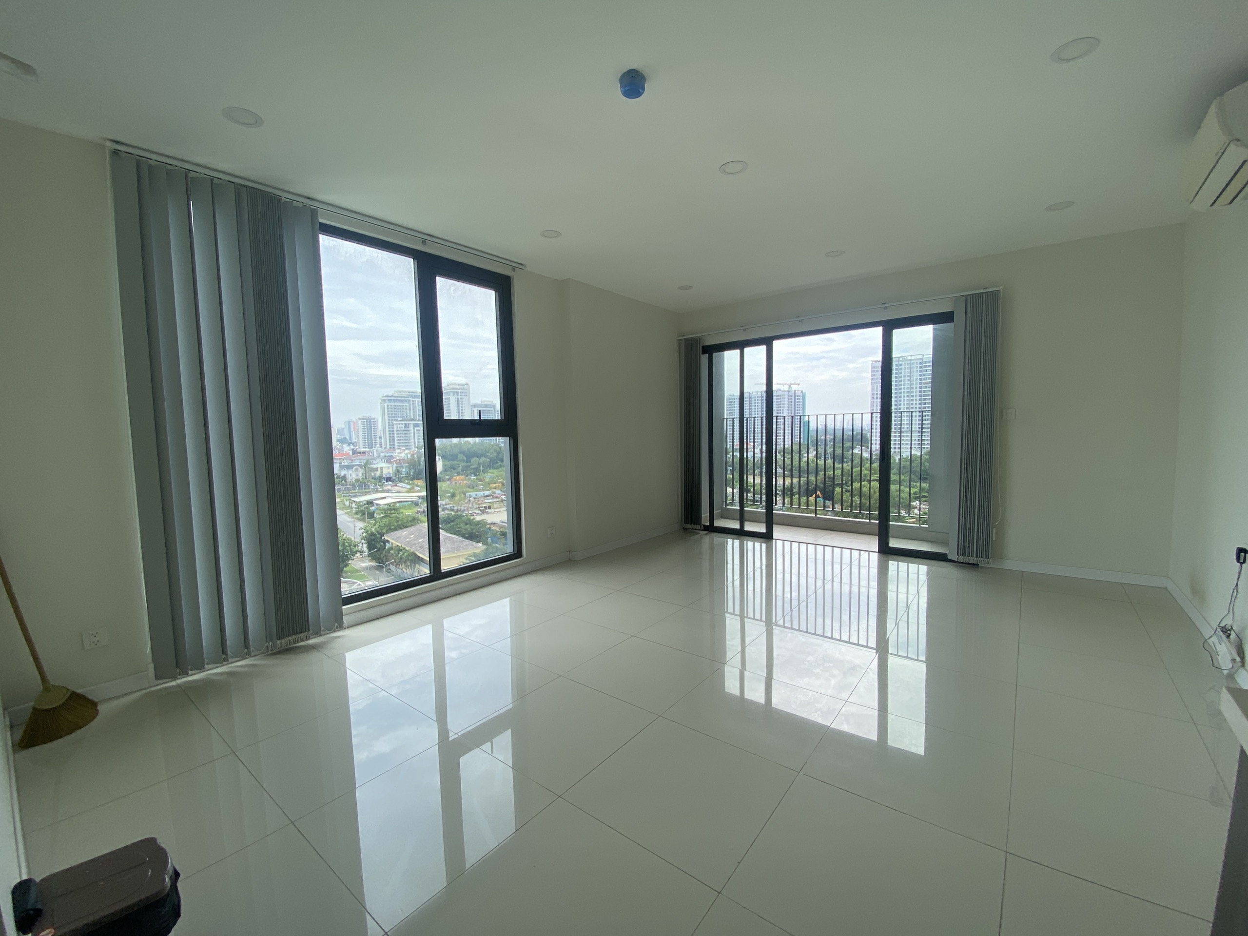 Căn hộ Officetel góc 37m2, Giá chỉ 2.4 tỷ, nhà HTCB khai thác cho thuê ngay - Ảnh 1