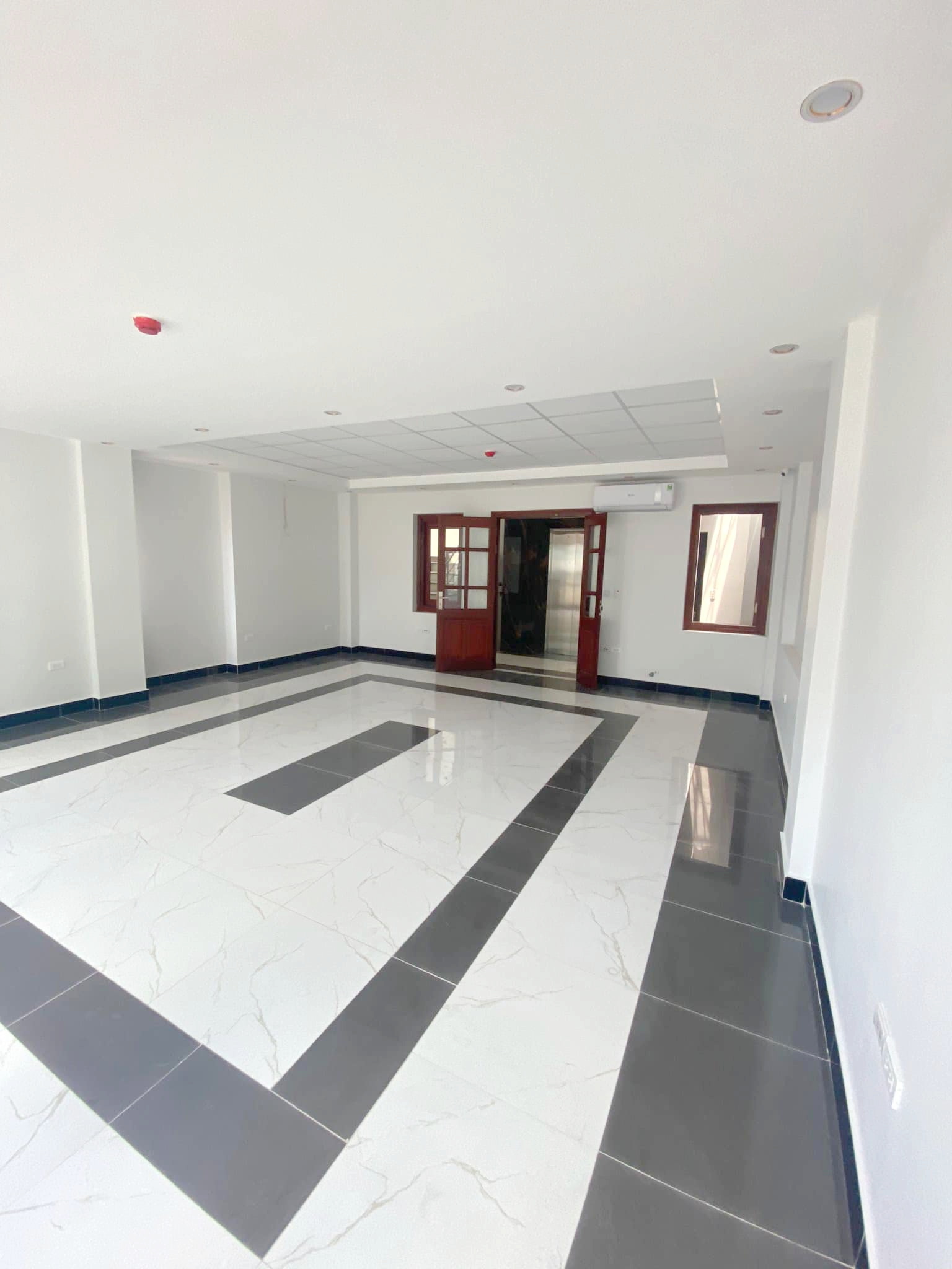 Bán nhà mặt phố Hào Nam 55m siêu kinh doanh - Ảnh chính