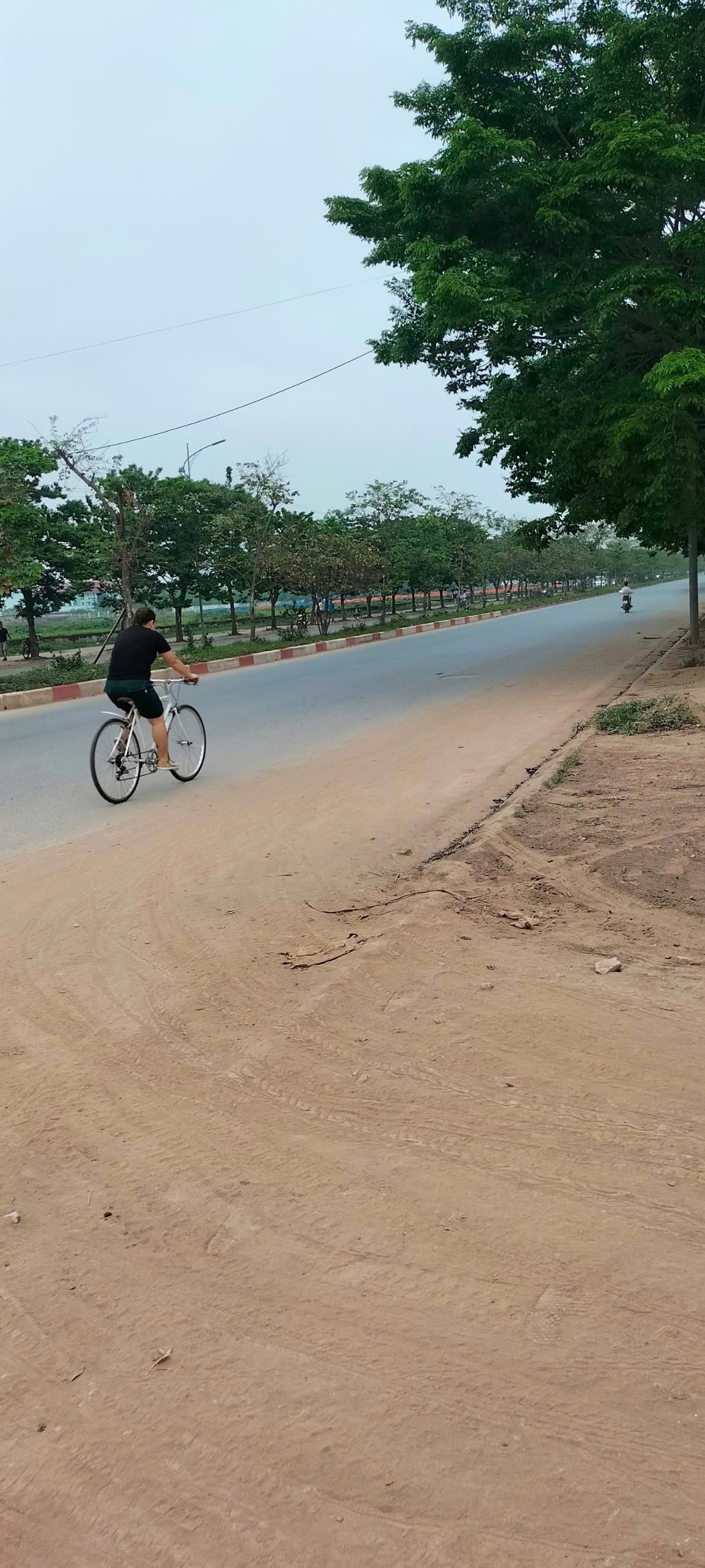 NHÀ MẶT ĐƯỜNG 40M DÂN XÂY KIÊN CỐ CÓ Ô CHỜ THANG MÁY TẠI YÊN VIÊN - Ảnh chính