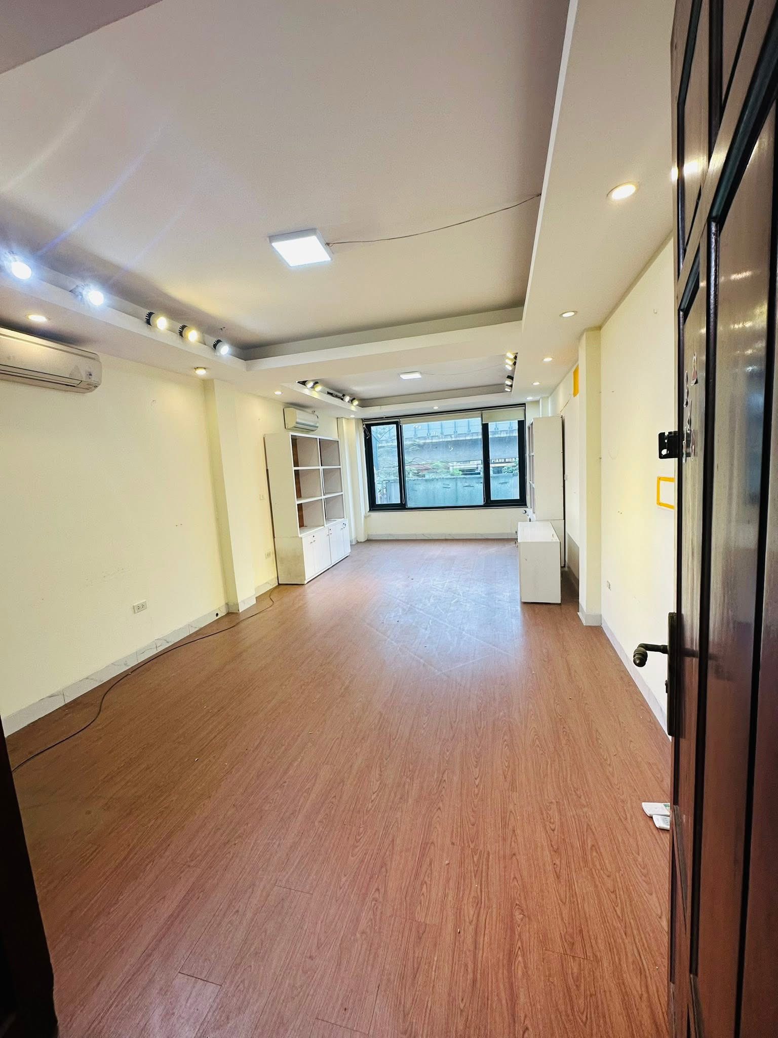 SIÊU HIẾM - Bán nhà Mặt Phố Hào Nam (Cát Linh) 56m2/5Tầng Thang máy chỉ 37.5 Tỷ - Ảnh 3