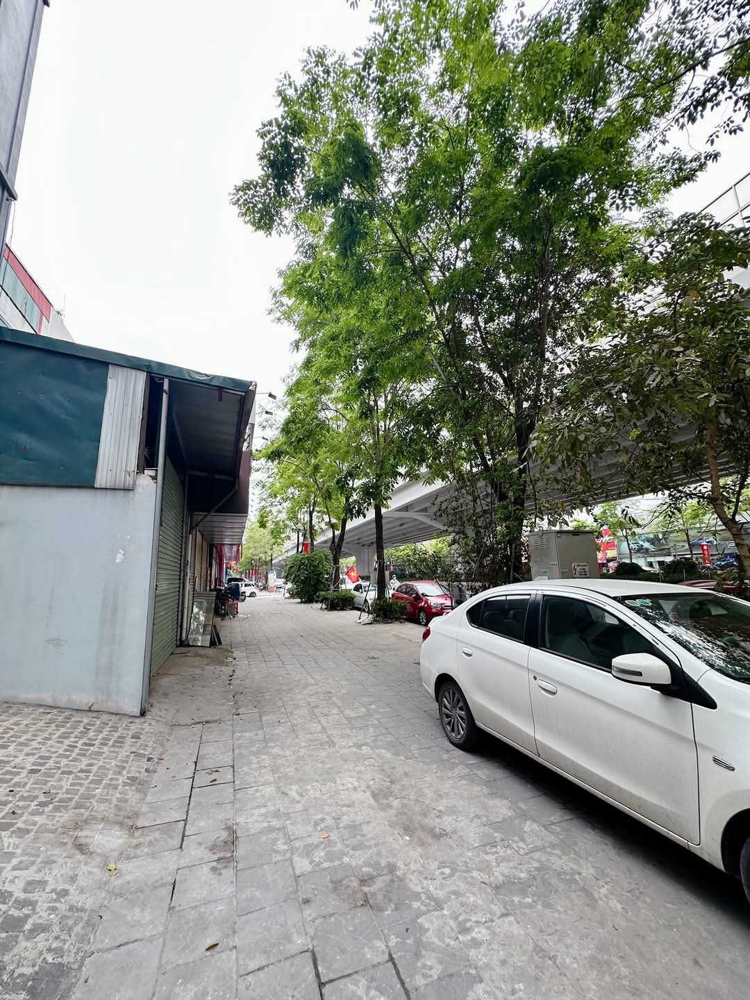 MẶT ĐƯỜNG PHẠM VĂN ĐỒNG BẮC TỪ LIÊM, VỊ TRÍ ĐẸP VỈA HÈ ĐÁ BÓNG KINH DOANH. DT 212M2 GIÁ 98.5 TỶ - Ảnh 1
