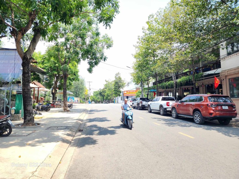 Bán nhà 3 Lầu 1 Trệt 100m2 Dĩ An,đường nhựa vài ô tô thông thoáng,gần chợ đêm - Ảnh chính