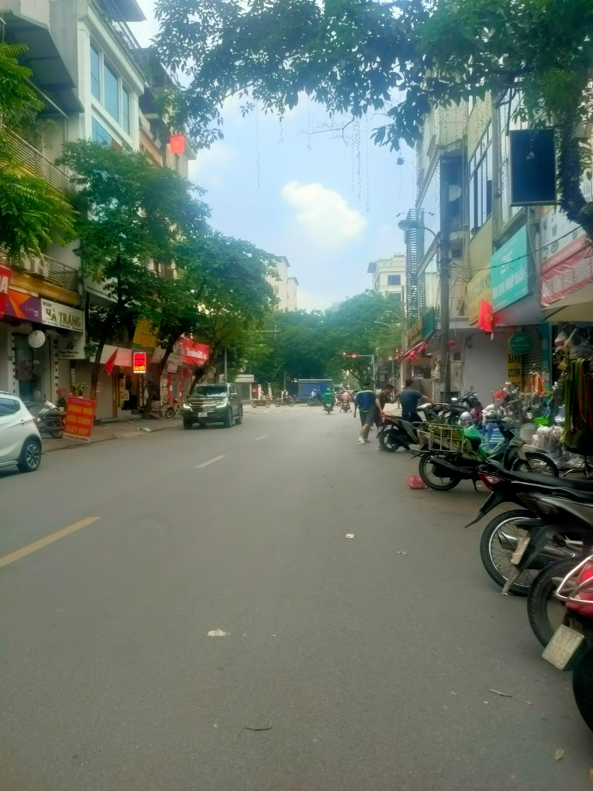 BÁN NHÀ PHÂN LÔ HOÀNG QUỐC VIỆT, LÔ GÓC, VỈA HÈ ÔTÔ TRÁNH, VIEW THOÁNG, 66M2 CHỈ 26 TỶ 800 - Ảnh 2