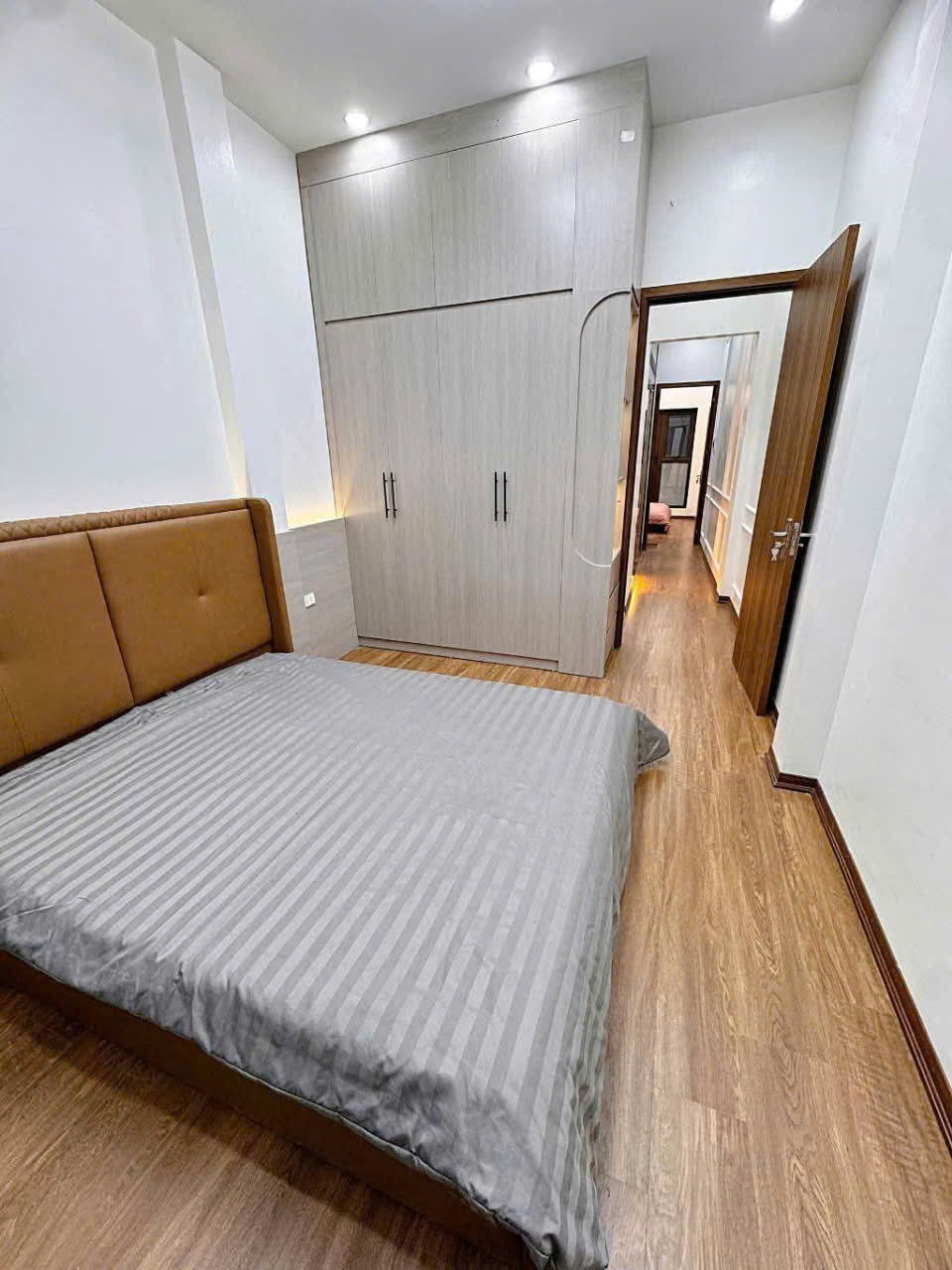 Bán Nhà Đẹp Như Mơ Ô Tô Đỗ Cửa – Có Thang Máy – 2 Mặt Thoáng – Khu Sầm Uất – Full Nội Thất Xịn ĐT - Ảnh 2